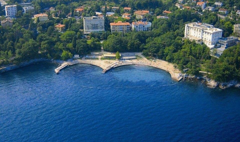 Leona Apartment Ловран Екстериор снимка
